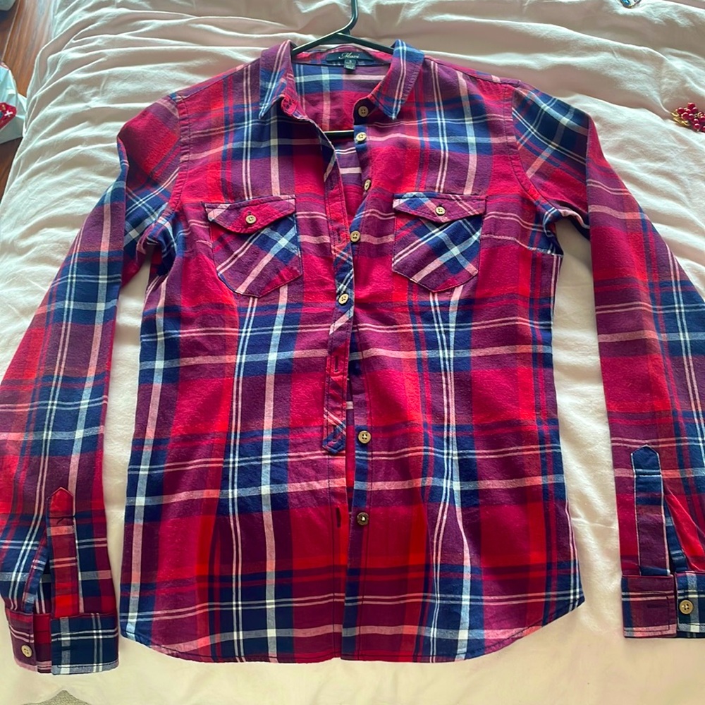 Small size shirt. 100% cotton. From the brand Mavi.
